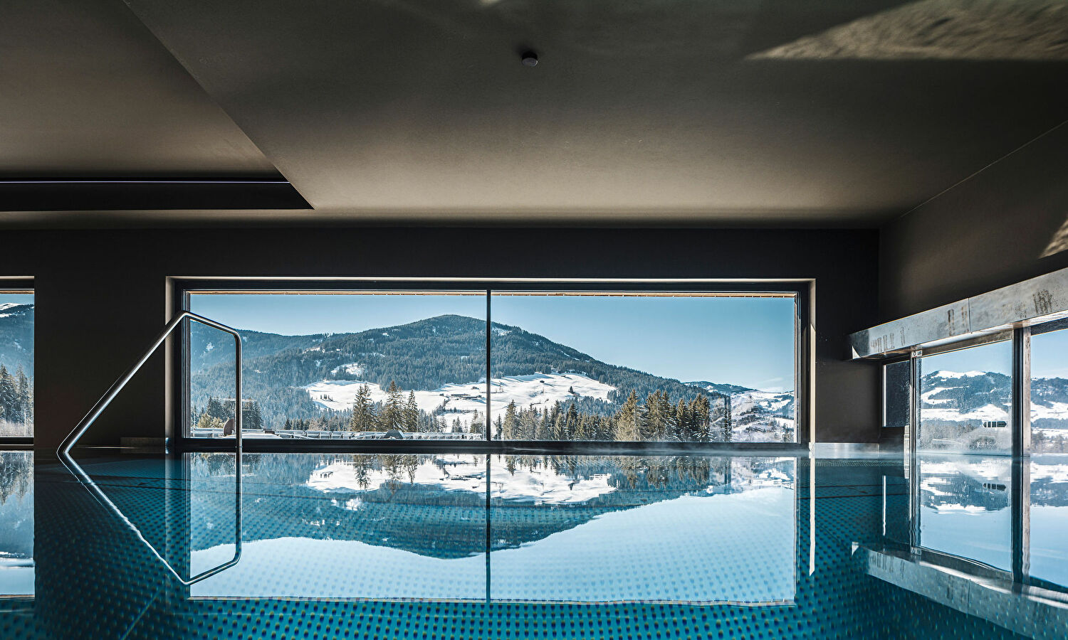 Zwembad met een uitzicht op de Alpen